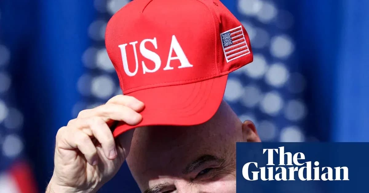Kishi 'USA' yozuvi bilan qizil shlyapa kiygan odam