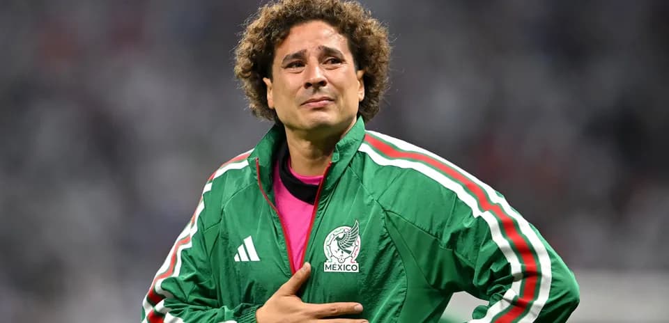 Futbolchi Meksika formasi bilan maydonda turibdi