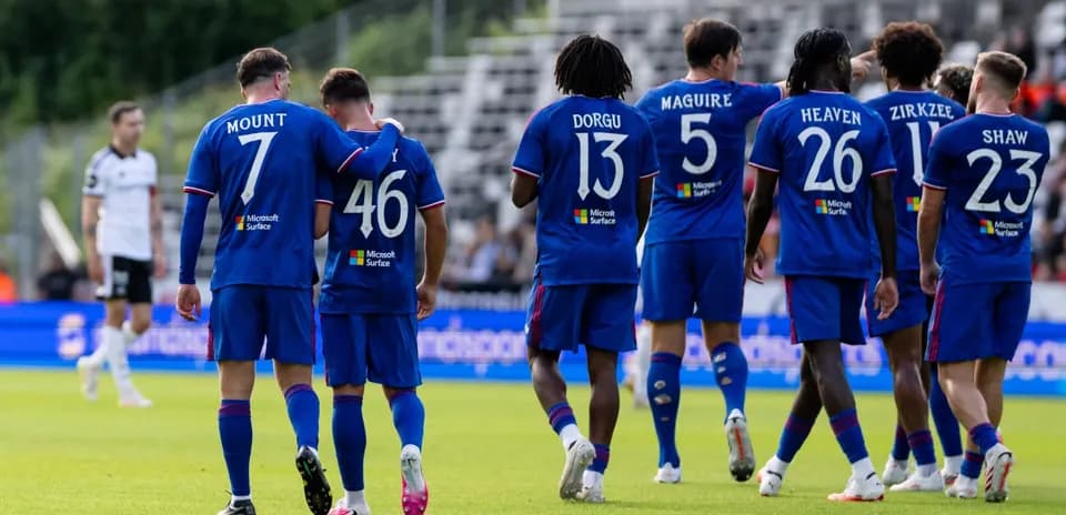 Futbolchilar bir-biriga yaqinlashmoqda, o'yin davom etmoqda