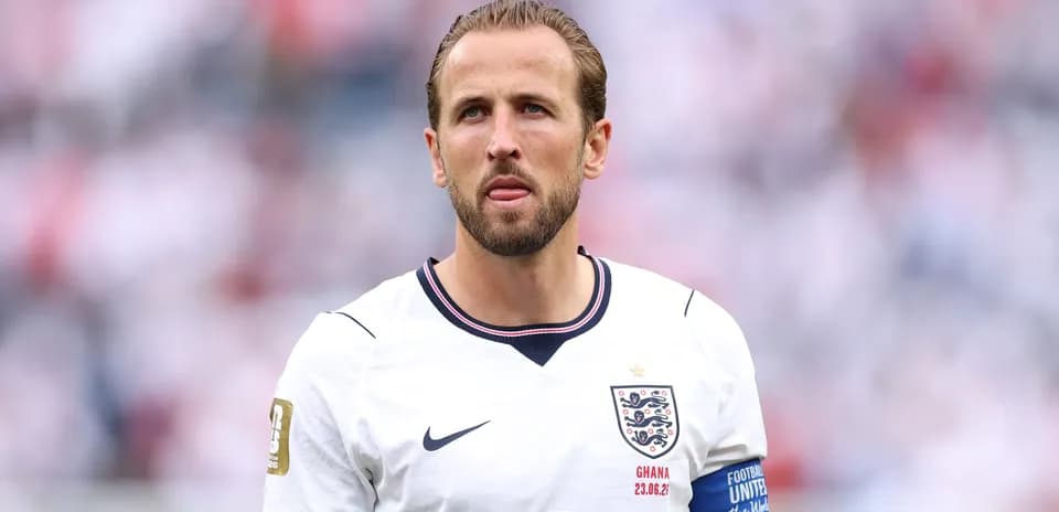 Futbolchi maydonda, England formasida turibdi