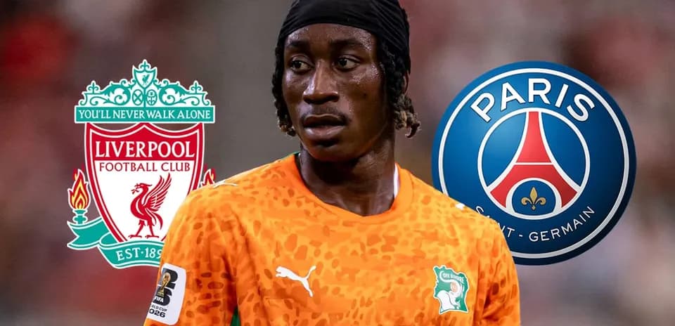 Futbolchi, Liverpool va PSG logotiplari bilan