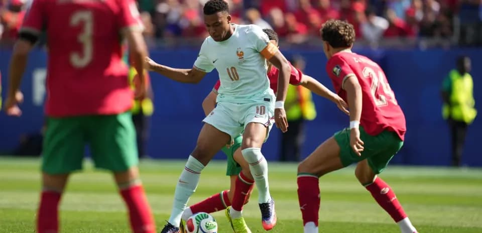 Futbolchilar to'p uchun kurashmoqda, Fransiya va Marokash