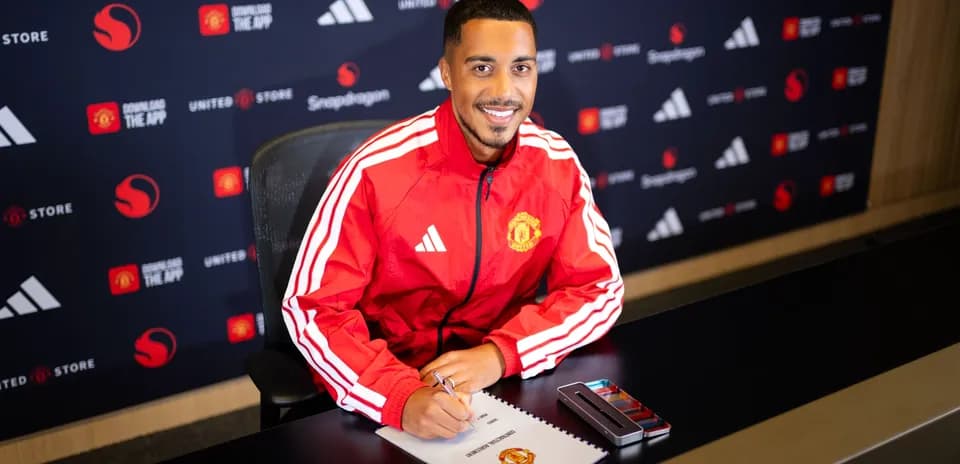 Futbolchi shartnoma imzolayotgani Manchester Unitedda