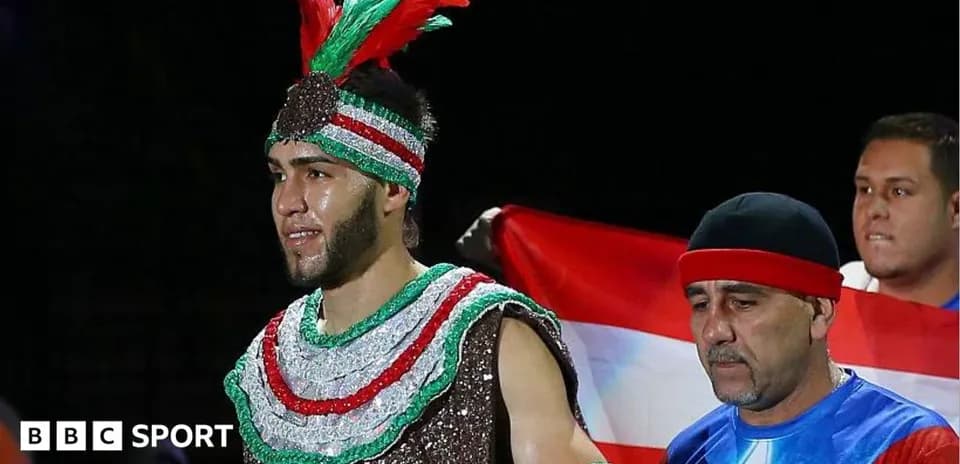 Bokschi ringga kirishayotgan jangchi va murabbiy