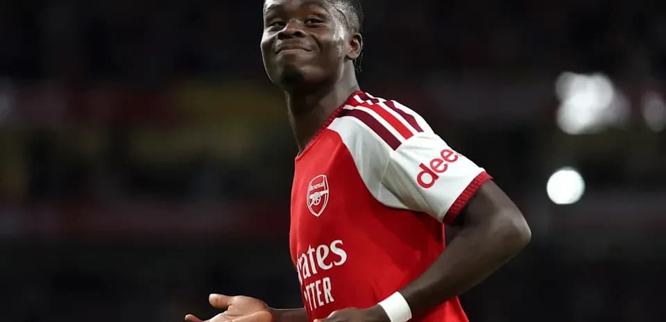 Futbolchi Arsenal formasi bilan maydonda ko'rinmoqda