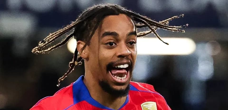 Futbolchi g'alaba qozonganidan keyin quvonadi