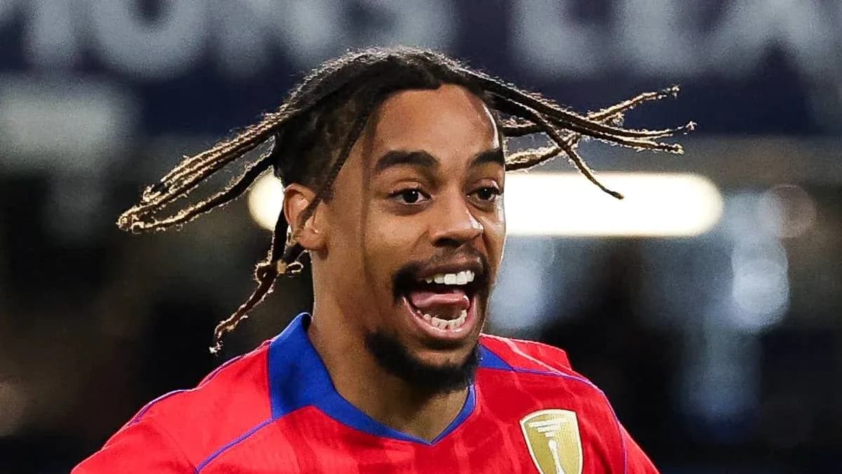 Futbolchi g'alaba qozonganidan keyin quvonadi Futbolchi g'alaba qozonganidan keyin quvonadi