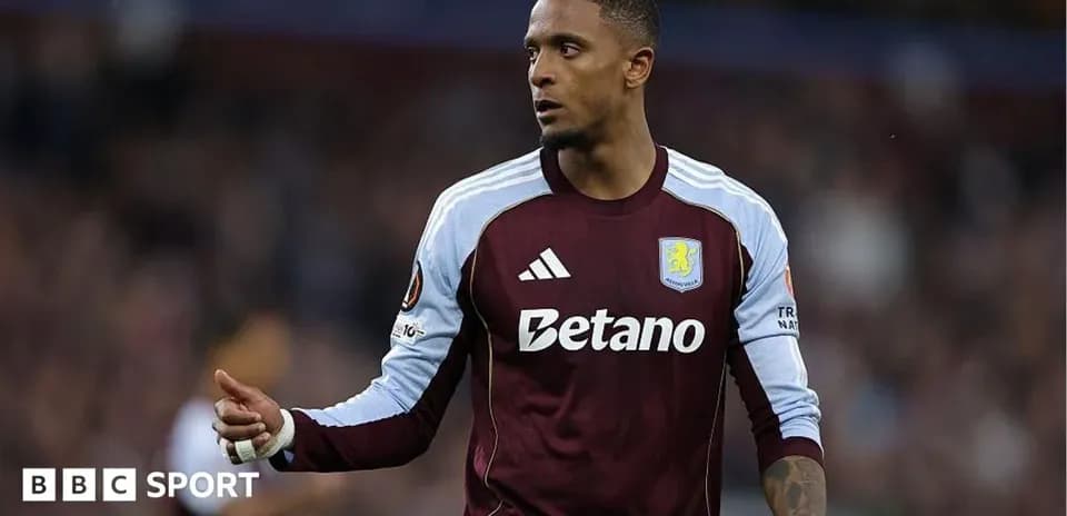 Futbolchi Aston Villa formasida maydonda harakatda