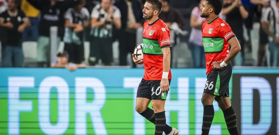 Ikkita futbolchi o'yin tugagach maydondan chiqmoqda