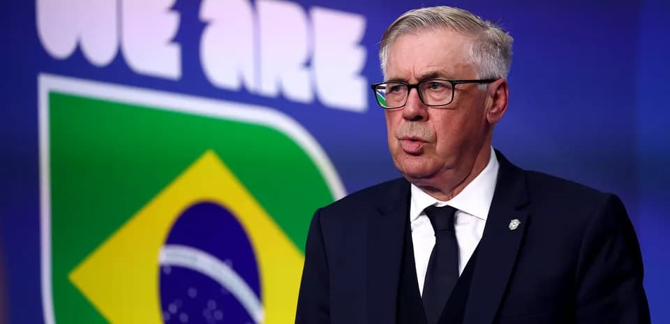Braziliya futbol federatsiyasi rahbari podiumda turibdi