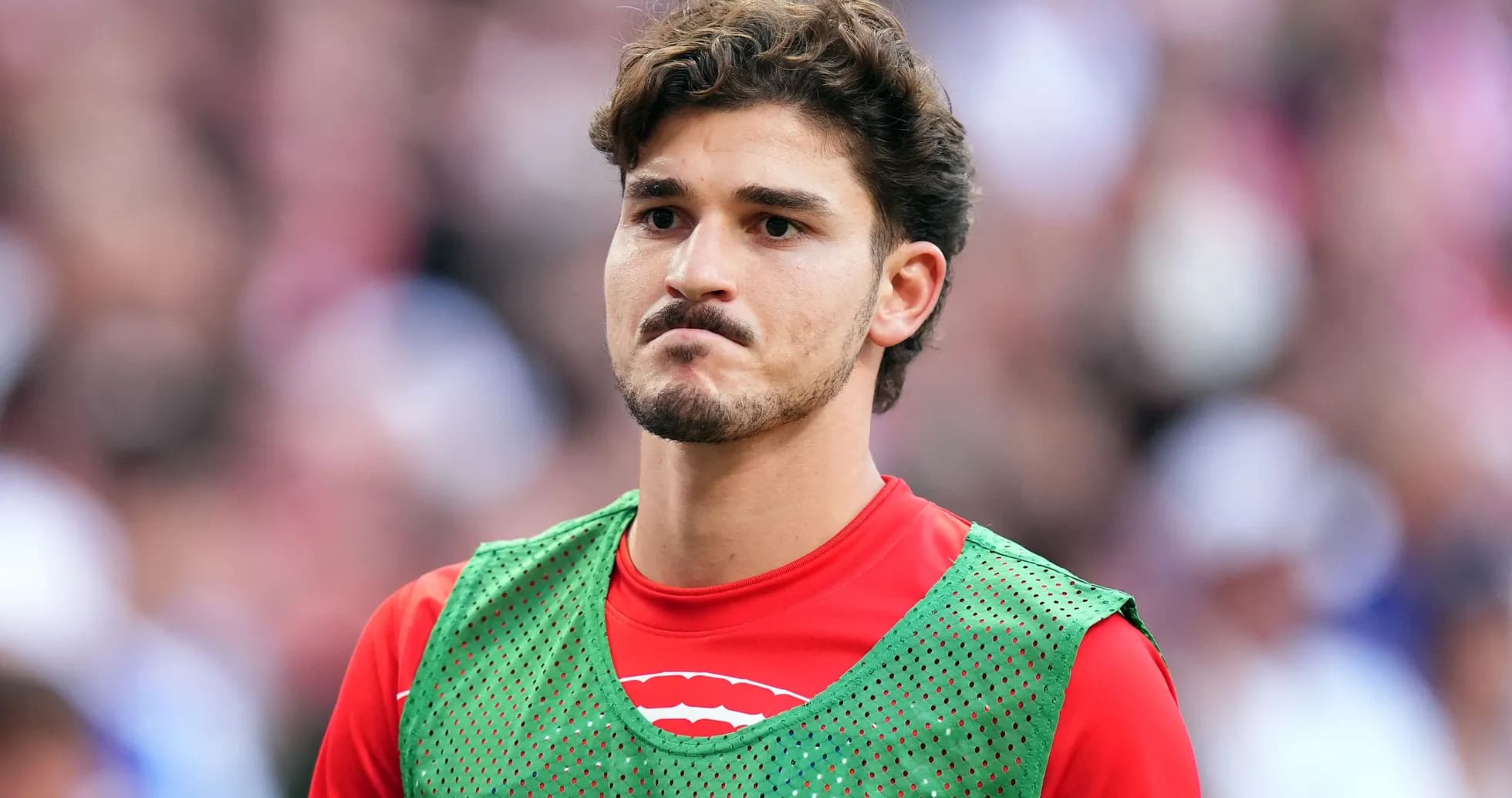 Futbolchi o'yin davomida o'yin kiyimida