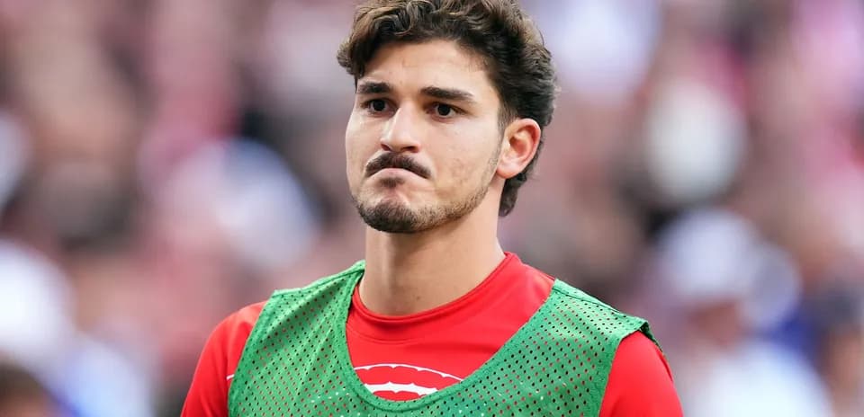 Futbolchi o'yin davomida o'yin kiyimida