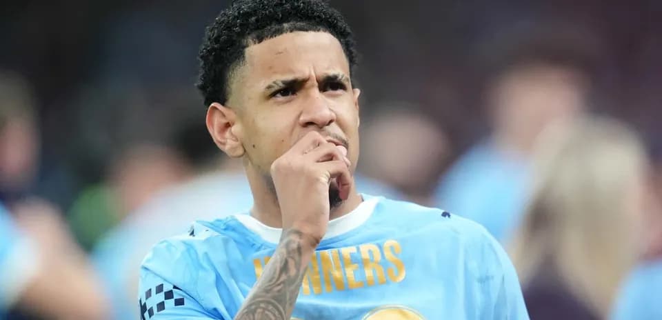 Futbolchi jamoa kiyimida, o'ylayotgan ko'rinishi