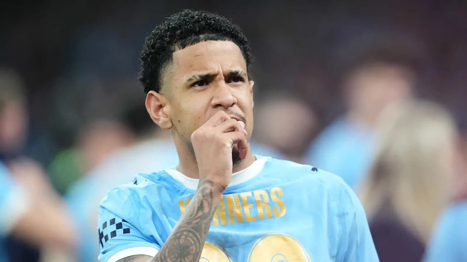 Futbolchi jamoa kiyimida, o'ylayotgan ko'rinishi