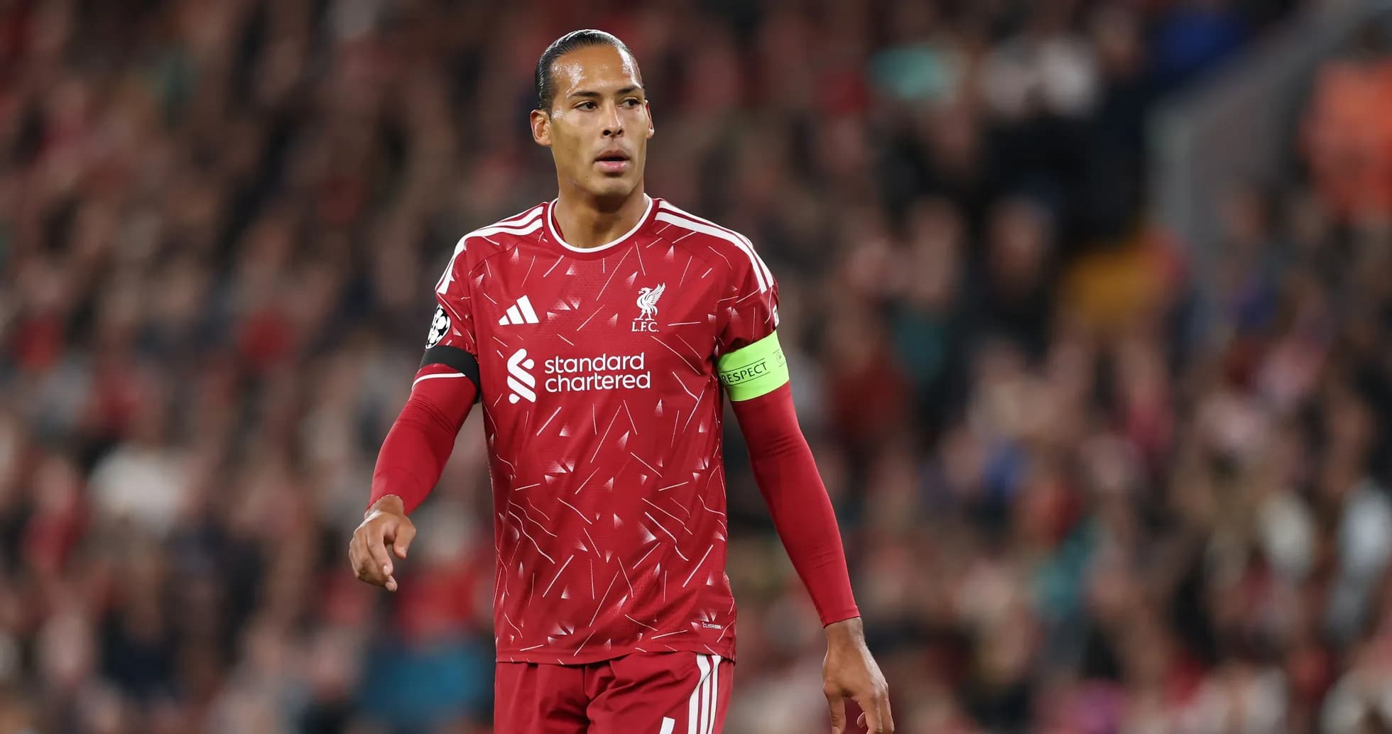 Futbolchi maydonda Liverpool formasida harakatda