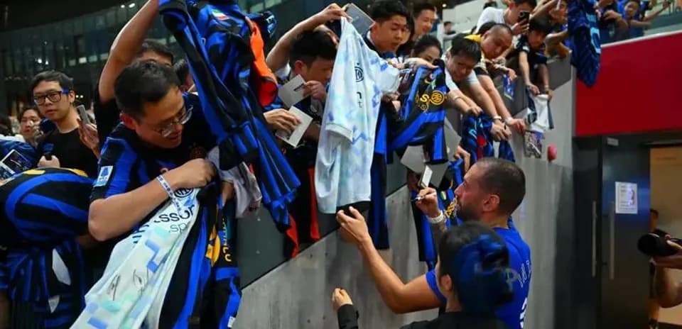 Fan interaction with player during autograph session