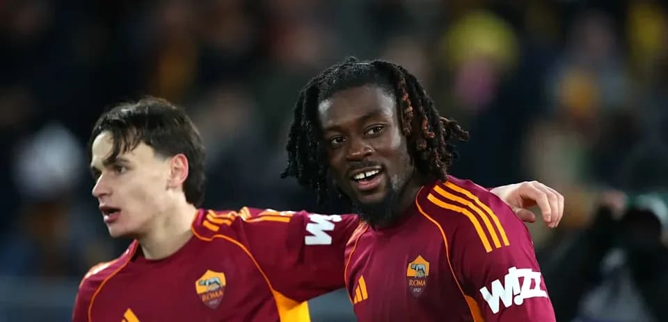 Ikkita futbolchi Roma formasi bilan maydonda