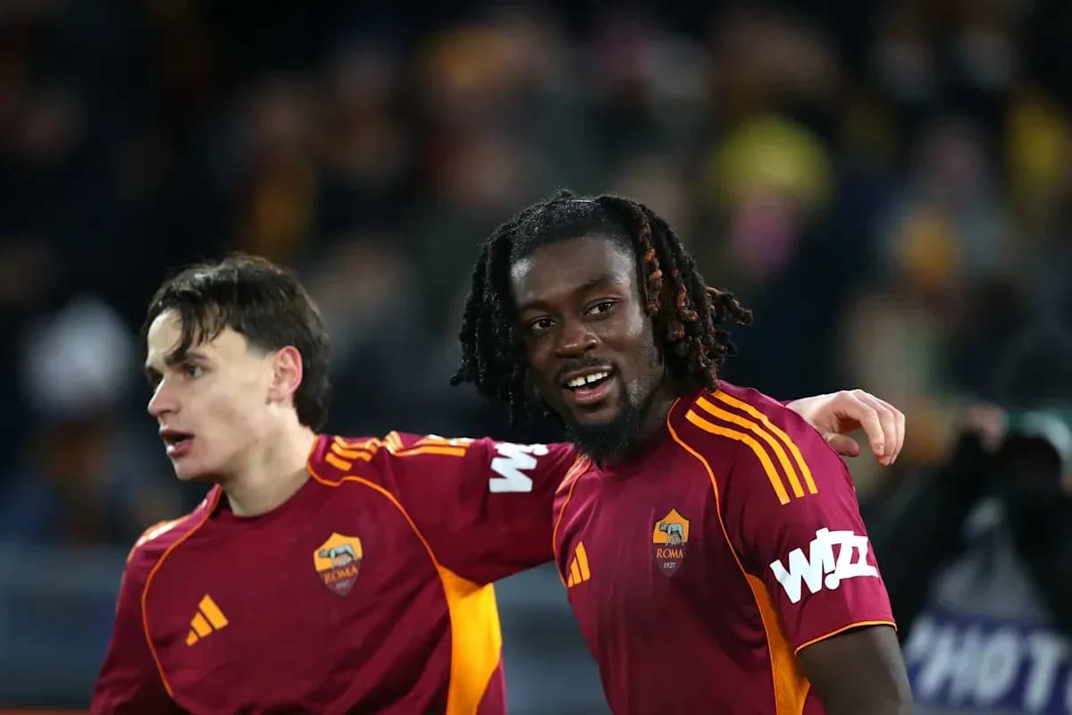 Ikkita futbolchi Roma formasi bilan maydonda