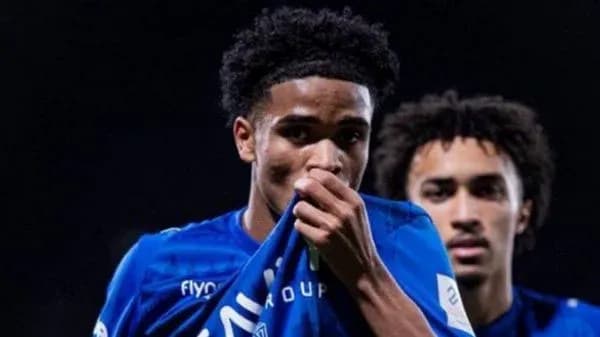 Futbolchi forma bilan maydonni tark etmoqda