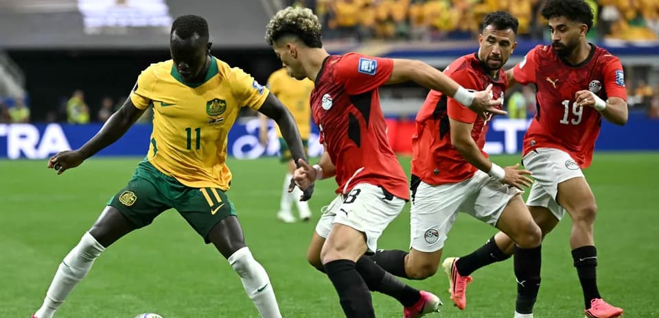 Australiyan futbolchisi, Misrga qarshi raqobatlashmoqda