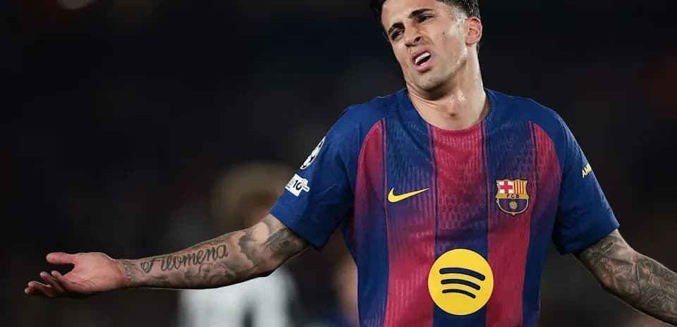 Futbolchi maydonda qo'llarini ochib turibdi