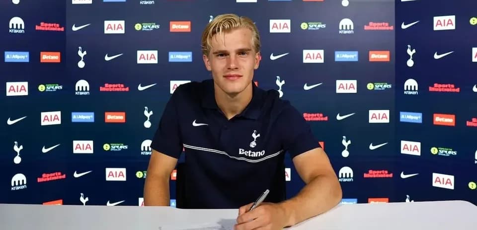 Yoshinori Muto signing contract at Tottenham Hotspur
