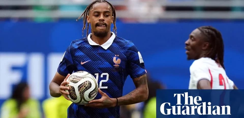 Futbolchi to'pni ushlab turib, maydonda harakatda