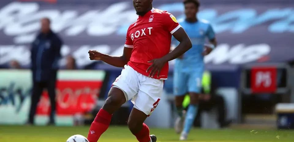 Futbolchi to'pni ushlab, harakatda