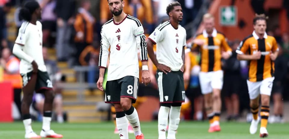 Futbolchilar o'yin tugagach maydonda yurishmoqda