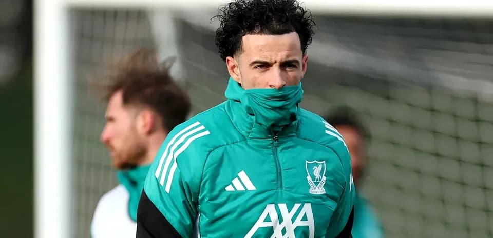 Futbolchi mashg'ulotda, kiyimida Liverpool logotipi