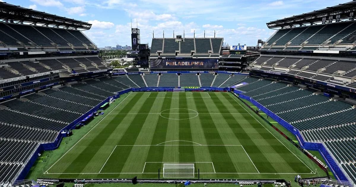 Bo'sh stadion va to'liq maydon ko'rinishi