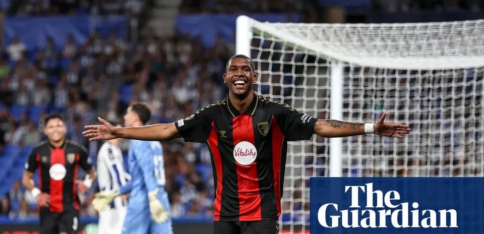 Futbolchi goli nishonlayotgan, orqa fondda o'yinchilar