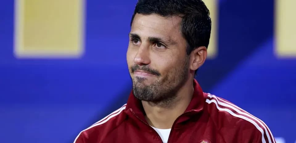 Futbolchi matbuot anjumanida o'tirgan