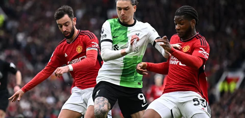 Darwin Núñez challenged by Manchester United players