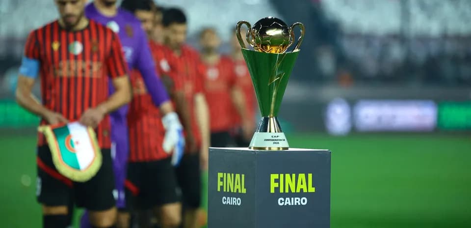 Futbol jamoalari finalga chiqmoqda, kubok ko'rsatilgan