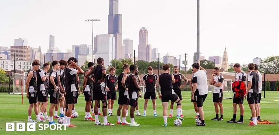 Futbol jamoasi mashg'ulotda, shahar manzarasi fonida