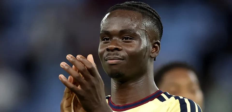 Futbolchi qatorida qo'llarini chalayotgan o'yinchi