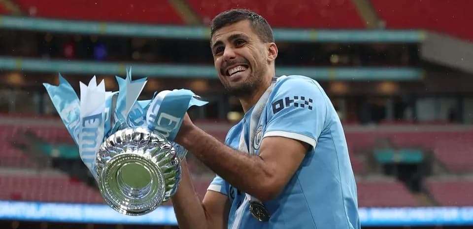Futbolchi kubokni ko'tarib turgan Wembley stadionida
