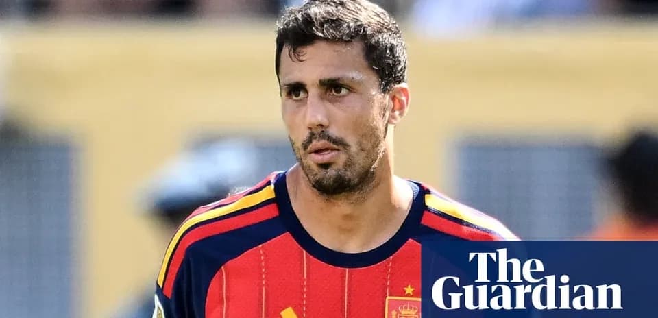 Futbolchi Ispaniya formasida maydonda harakatda