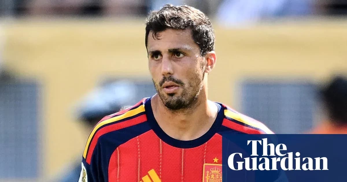 Futbolchi Ispaniya formasida maydonda harakatda