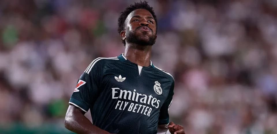 Futbolchi Real Madrid formasida maydonda harakatda