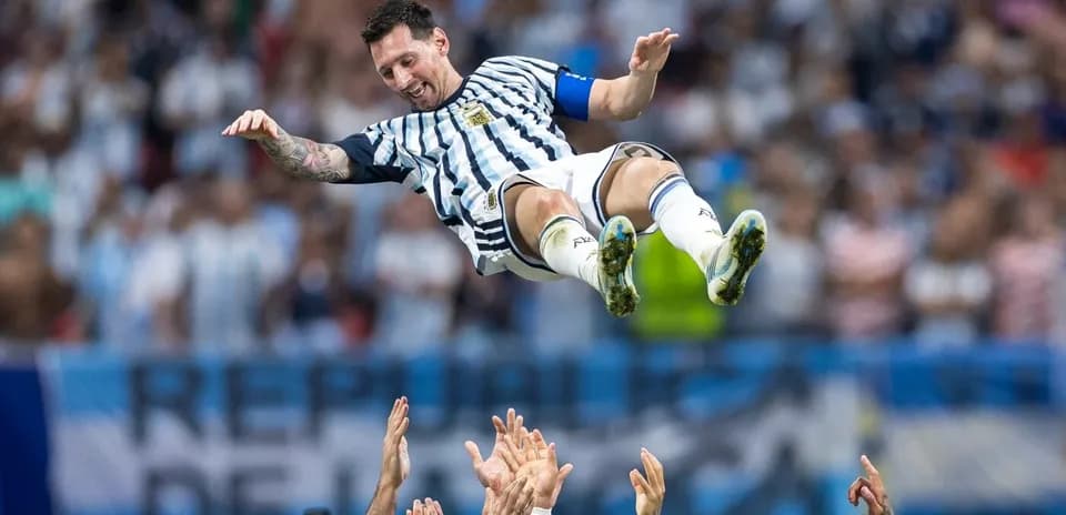 Futbolchi Messi muxlislar tomonidan ko'tarilgan