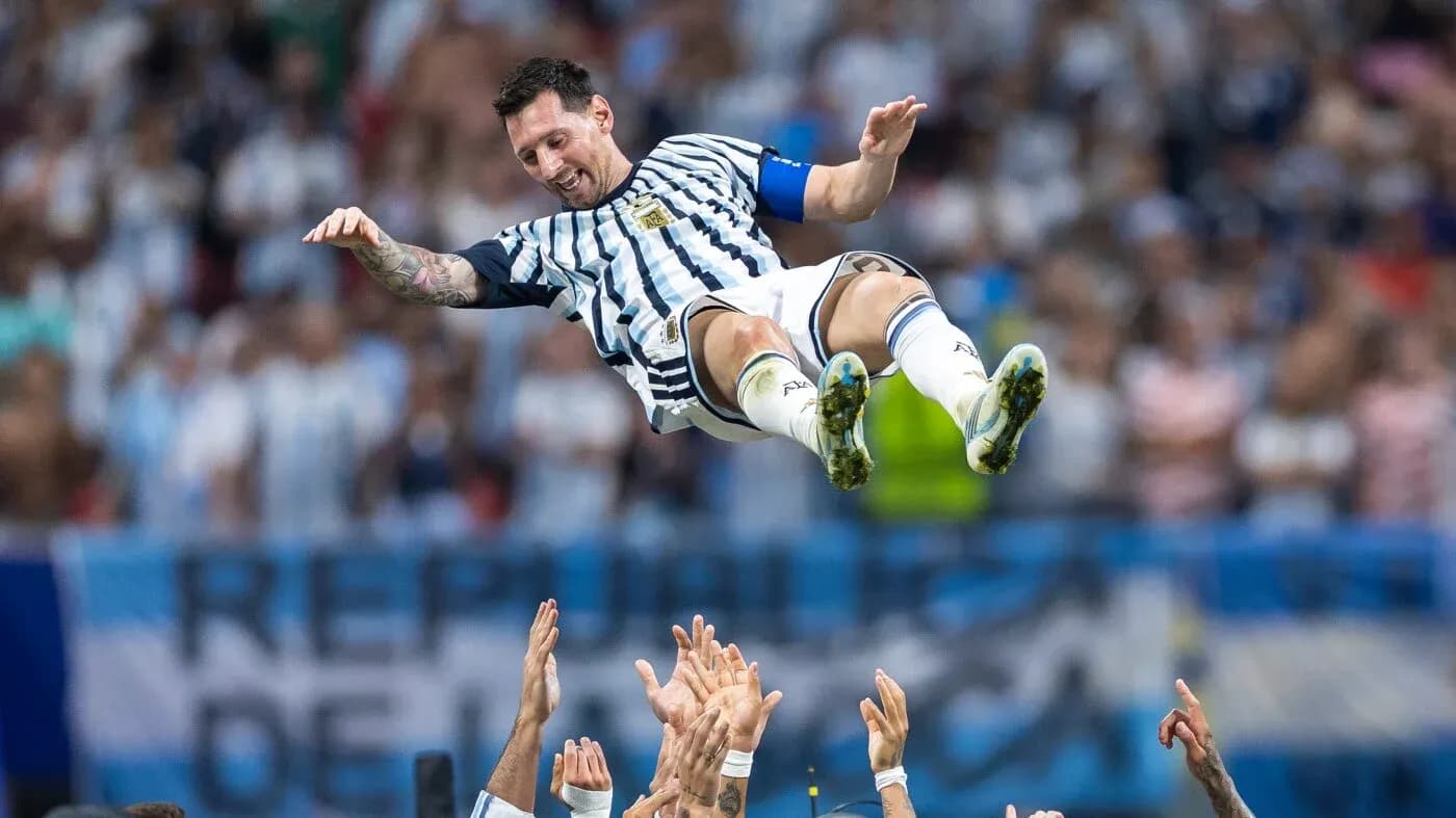 Futbolchi Messi muxlislar tomonidan ko'tarilgan Futbolchi Messi muxlislar tomonidan ko'tarilgan