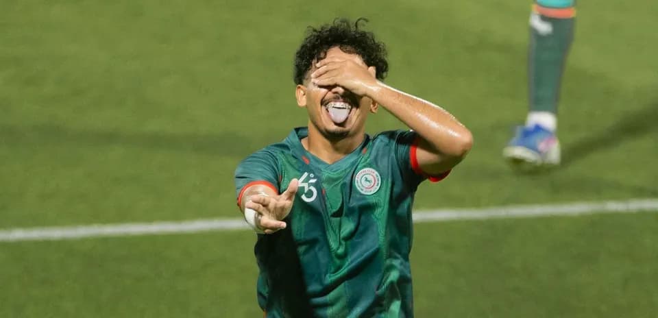 Futbolchi g'alaba nishonlayapti maydonda