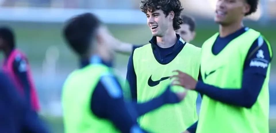 Futbolchilar mashg'ulotda bir-biriga kulmoqda