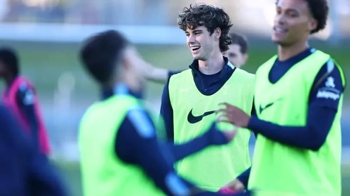 Futbolchilar mashg'ulotda bir-biriga kulmoqda