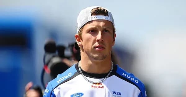 Yoshgich teshik shlyapa kiygan sportchi maydonda