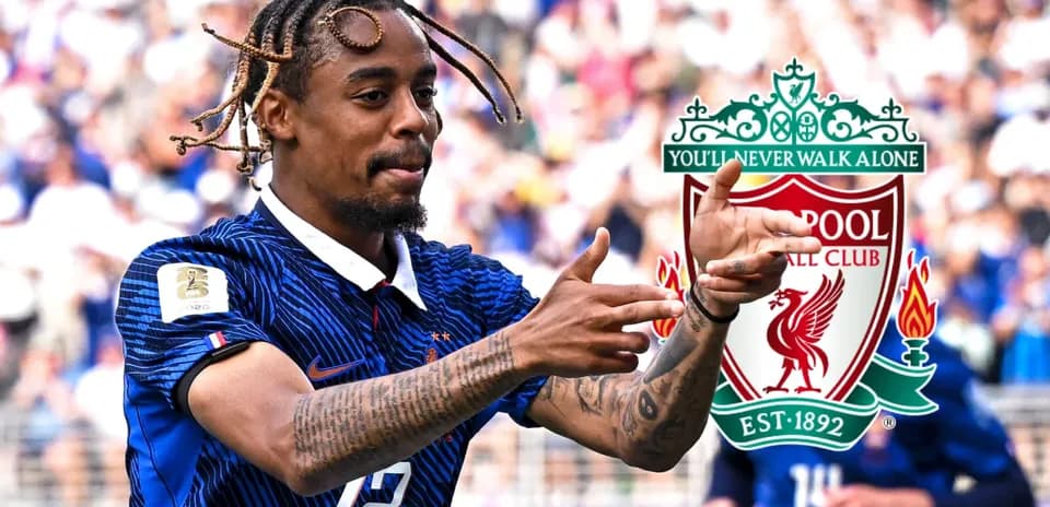 Futbolchi g'alaba nishonlayotgan sahnadagi holati