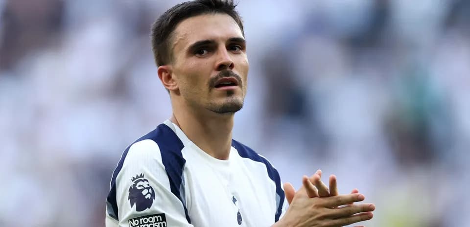 Futbolchi maydonda qo'llarini chalqanayotgan