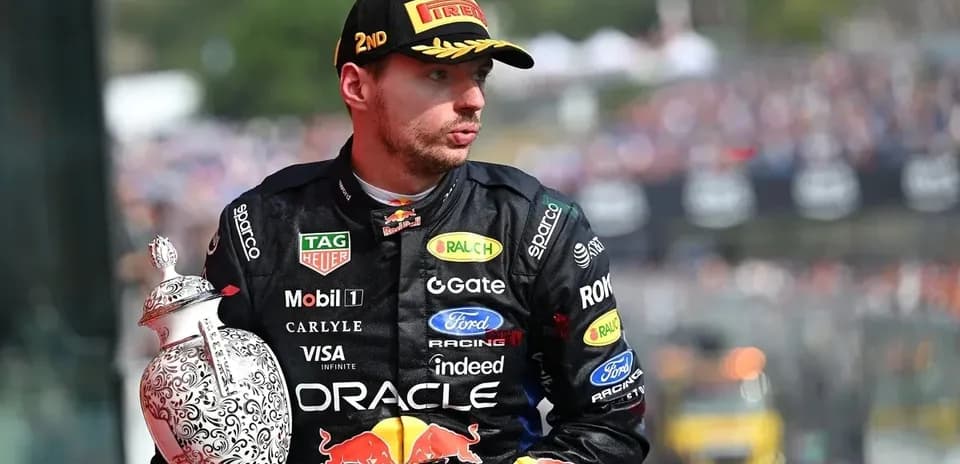 Haydovchi mukofot bilan podiumda turibdi
